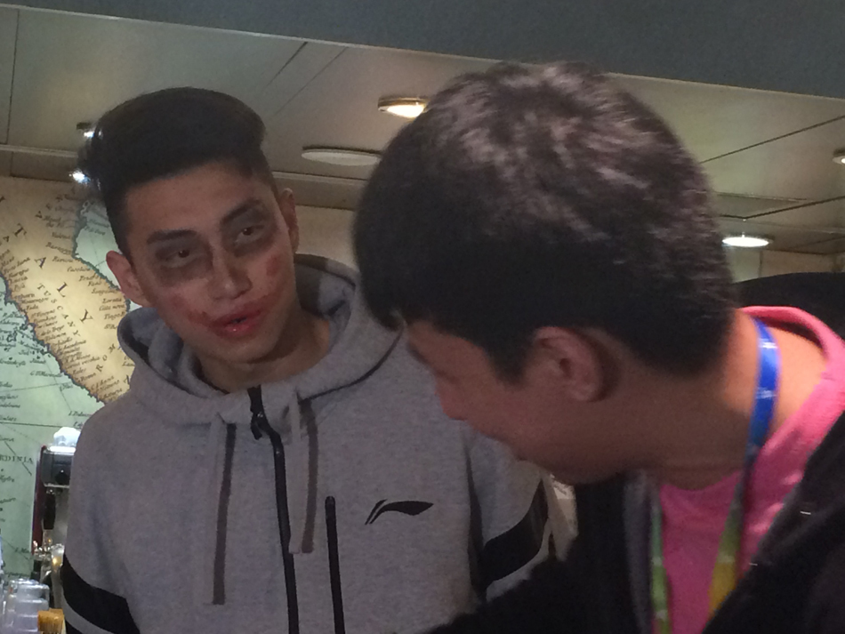 在充满意式文艺复兴气息的萨沃伊1932大酒吧内，球员们脱去训练服换上休闲装，正与围坐在四周的球迷进行趣味横生的“萝卜蹲”游戏，欢笑声回荡在整个船舱。