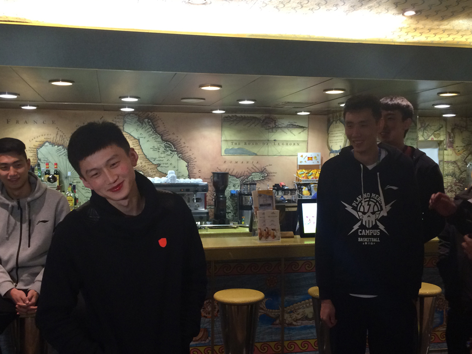 4月27日清晨，歌诗达幸运号缓缓靠岸上海吴淞港，球员们背着行囊在舷梯上挥手告别，甲板上“海上篮球嘉年华完美落幕”的横幅见证了这段为期六天五晚的奇妙旅程。