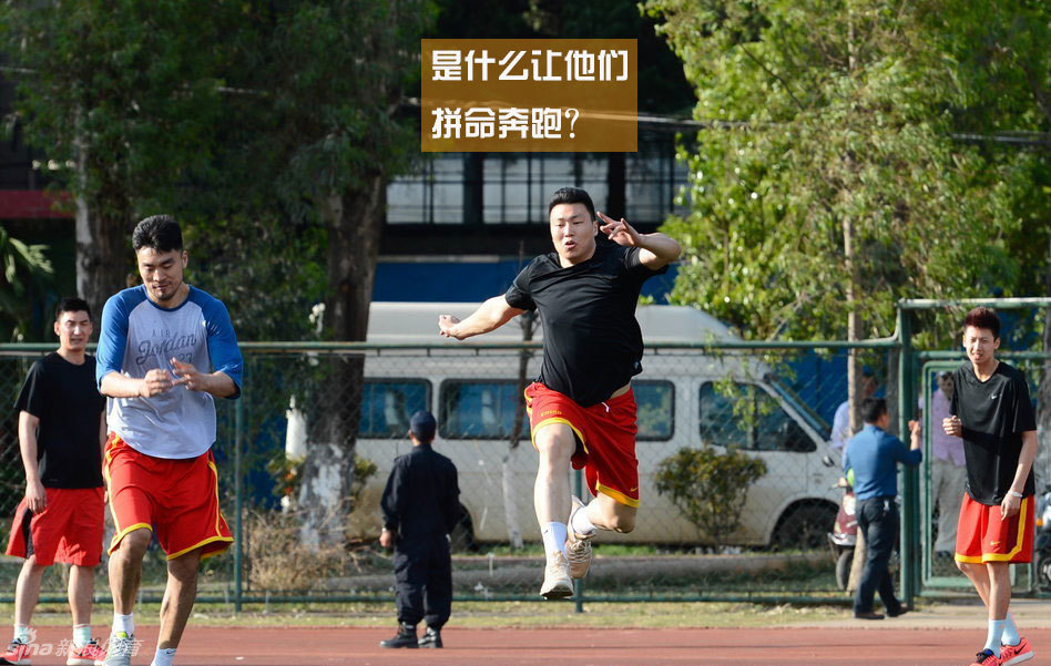 训练馆内，一名高大的球员刚刚完成了一次漂亮的扣篮，落地后他调皮地对着镜头比出了一个胜利的手势，阳光透过体育馆的高窗洒在他满是汗水的肩膀上，映照出青春无敌的光芒。