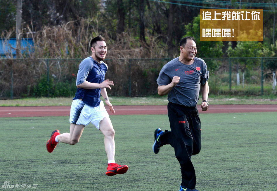 训练结束后的球员通道里，两名队员勾肩搭背地走在一起，夕阳的余晖将他们的影子拉得很长，其中一人手里拿着毛巾随意地搭在肩上，脸上带着满足而放松的微笑，仿佛在回味今天训练中的某个搞笑瞬间。