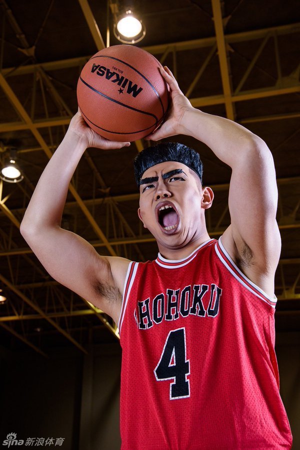 赤木刚宪独自在空荡的体育馆擦汗，扮演者低垂着头，汗水浸湿了球衣，映照出那个‘一个人扛起湘北’的孤独岁月