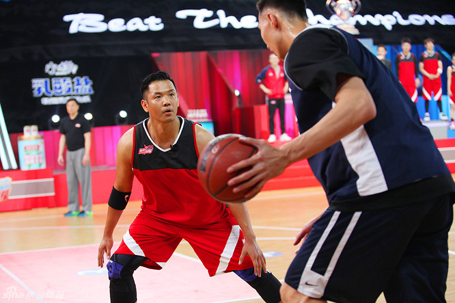 易建联将Ella扛在肩上让她扣篮，展现了暖男一面，Ella在空中兴奋尖叫