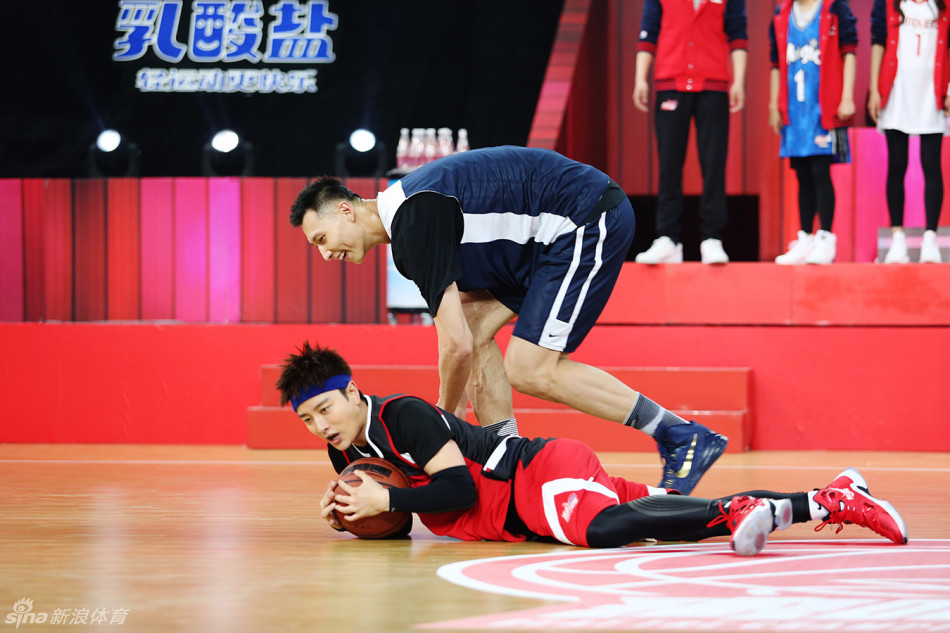 麦迪在比赛中露出搞怪表情，咧嘴大笑卖萌，展现球场下顽皮大男孩的一面