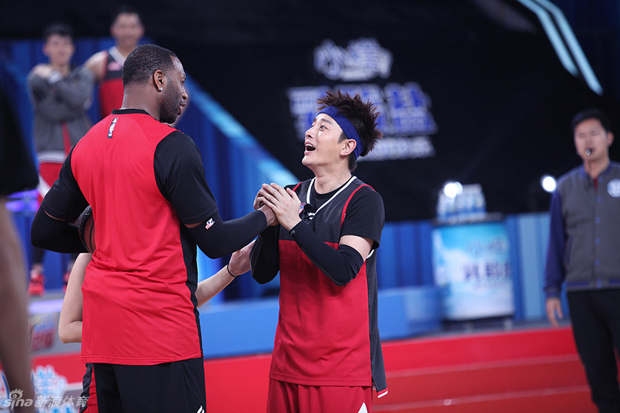 何炅站在麦迪与易建联中间开心主持，三人同框再现最萌身高差，气氛轻松愉快