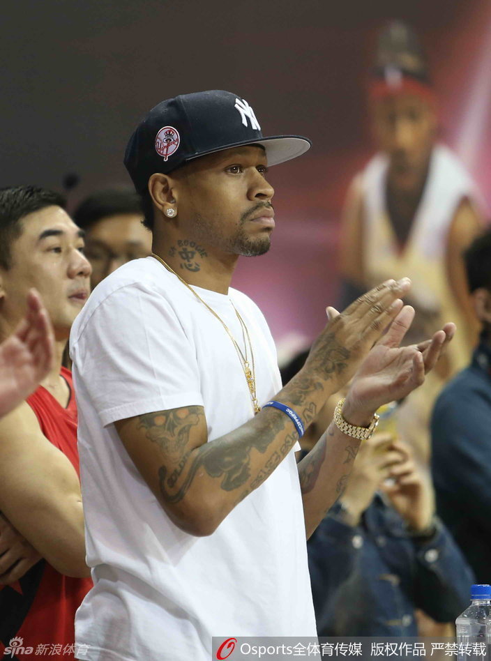 鼓舞队员艾弗森在场边拉着球员的手面授机宜认真布置战术