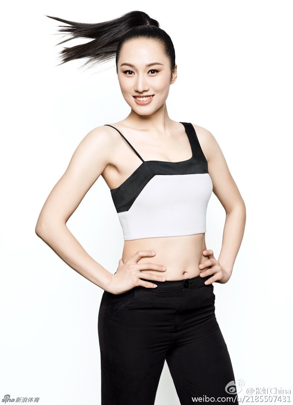 张虹为女性杂志拍大片造型百变