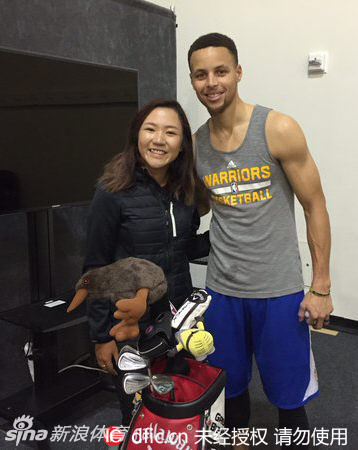 高宝璟在全日空锦标赛第十八洞果岭旁，手握推杆，聚精会神地观察球线，决胜时刻气质沉稳如山。