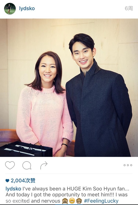 高宝璟与另一位女子高尔夫球员在练习果岭上交流推杆技巧，神情专注而认真，体现了运动员之间的互相学习与尊重。