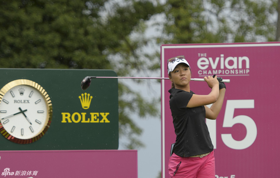 高宝璟在某场比赛的果岭边，半蹲下身仔细阅读推杆线路，阳光洒在她身上，凸显其作为顶级球员的专业与专注。