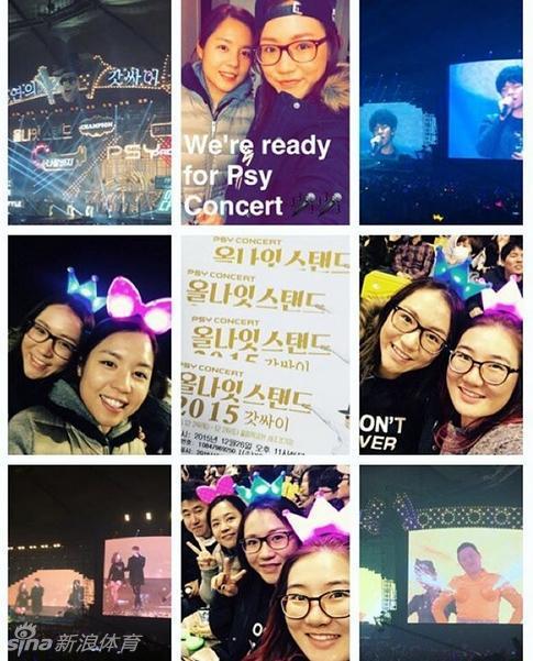 高宝璟身穿胜利者的 Polo衫，在新闻发布会上面带微笑手持话筒发言，眼神清澈而自信，从容应对全球媒体的关注。