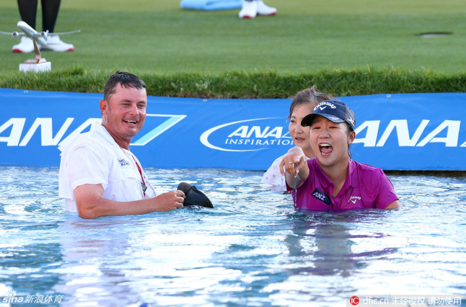 高宝璟赢得全日空锦标赛后，兴奋地跃入球场旁的波派池塘，水花四溅，笑容灿烂，尽情释放夺冠的狂喜。