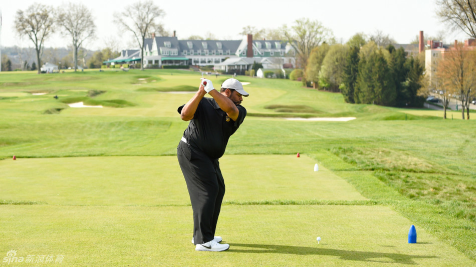 黄昏时分，奥拉查宝结束练习独自走向会所，长长的影子拖在修剪完美的球道上，画面宁静而富有哲理，仿佛大战前最后的沉思时刻。