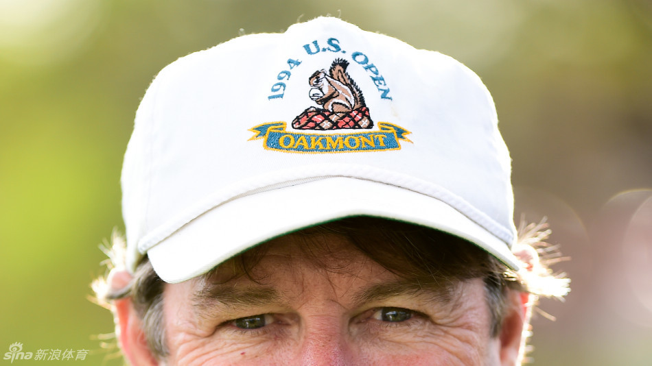 奥拉查宝在练习轮中正进行短切杆处理，他身体前倾，眼神锐利地锁定果岭边缘的目标落点，展示着应对奥克蒙特苛刻果岭环所需的精湛手感。