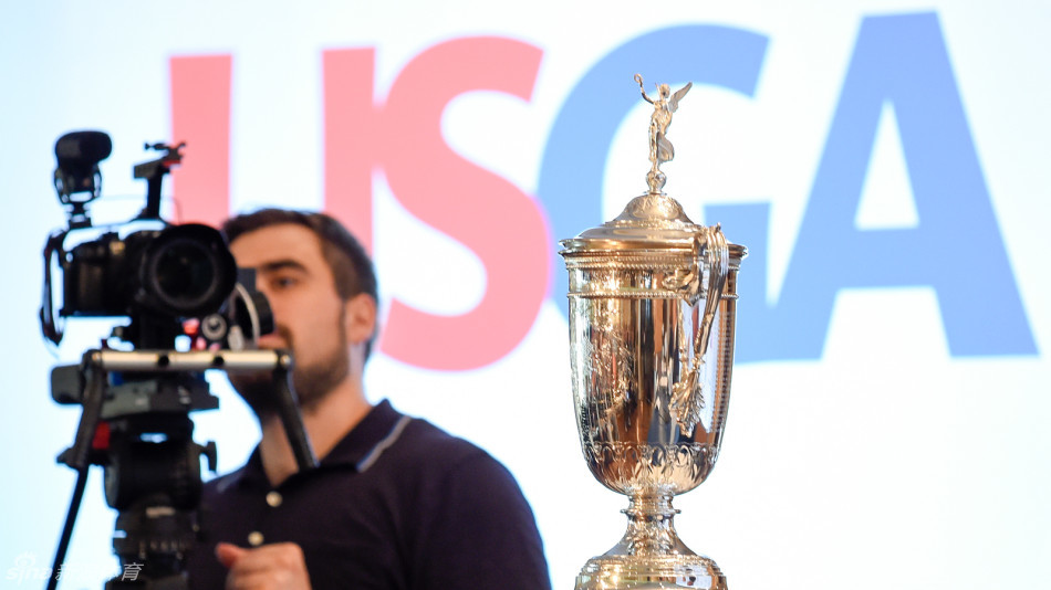 奥克蒙特标志性的教堂长椅式沙坑特写，金黄色的沙质与深绿的草皮形成强烈对比，仿佛一张巨口，吞噬任何不够精确的开球。