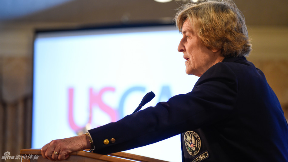 奥克蒙特俱乐部历史悠久的第一洞发球台全景，发球标志在晨光中清晰可见，宽阔的球道向前延伸，预示着为期四天的残酷而荣耀的竞赛即将在此启幕。