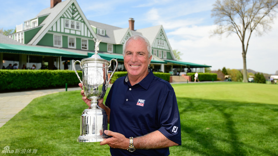 西班牙高尔夫名将奥拉查宝目光坚定地凝视前方，背景是奥克蒙特俱乐部经典的白色会所，他刚刚赢得大师赛的自信与迎接新挑战的专注交织在神情之中。