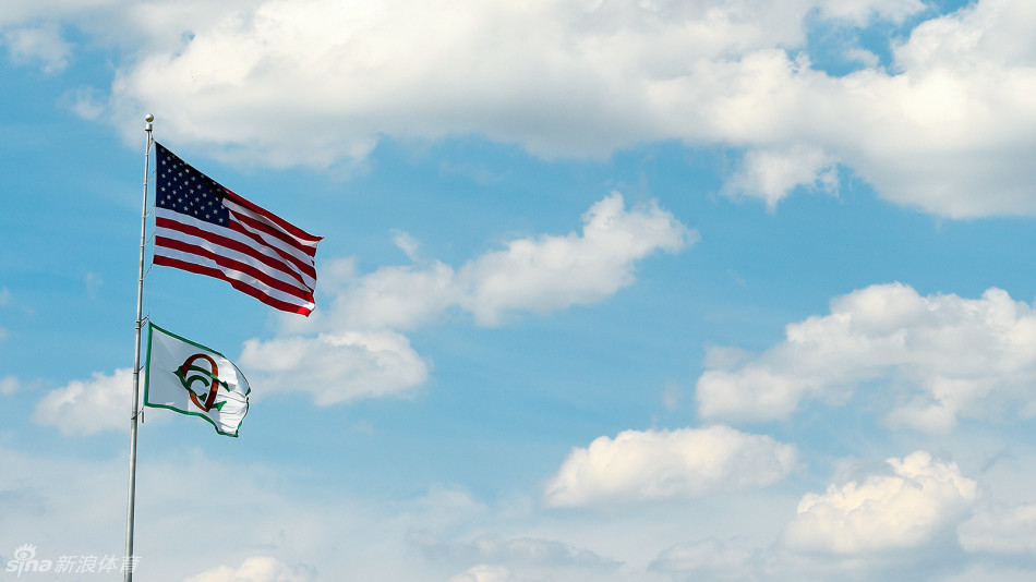 阳光洒在奥克蒙特第三洞的果岭上，强烈的光影凸显出果岭表面巨大的坡度与复杂的层次，一位球童正蹲下仔细观察，试图破解其走向的秘密。