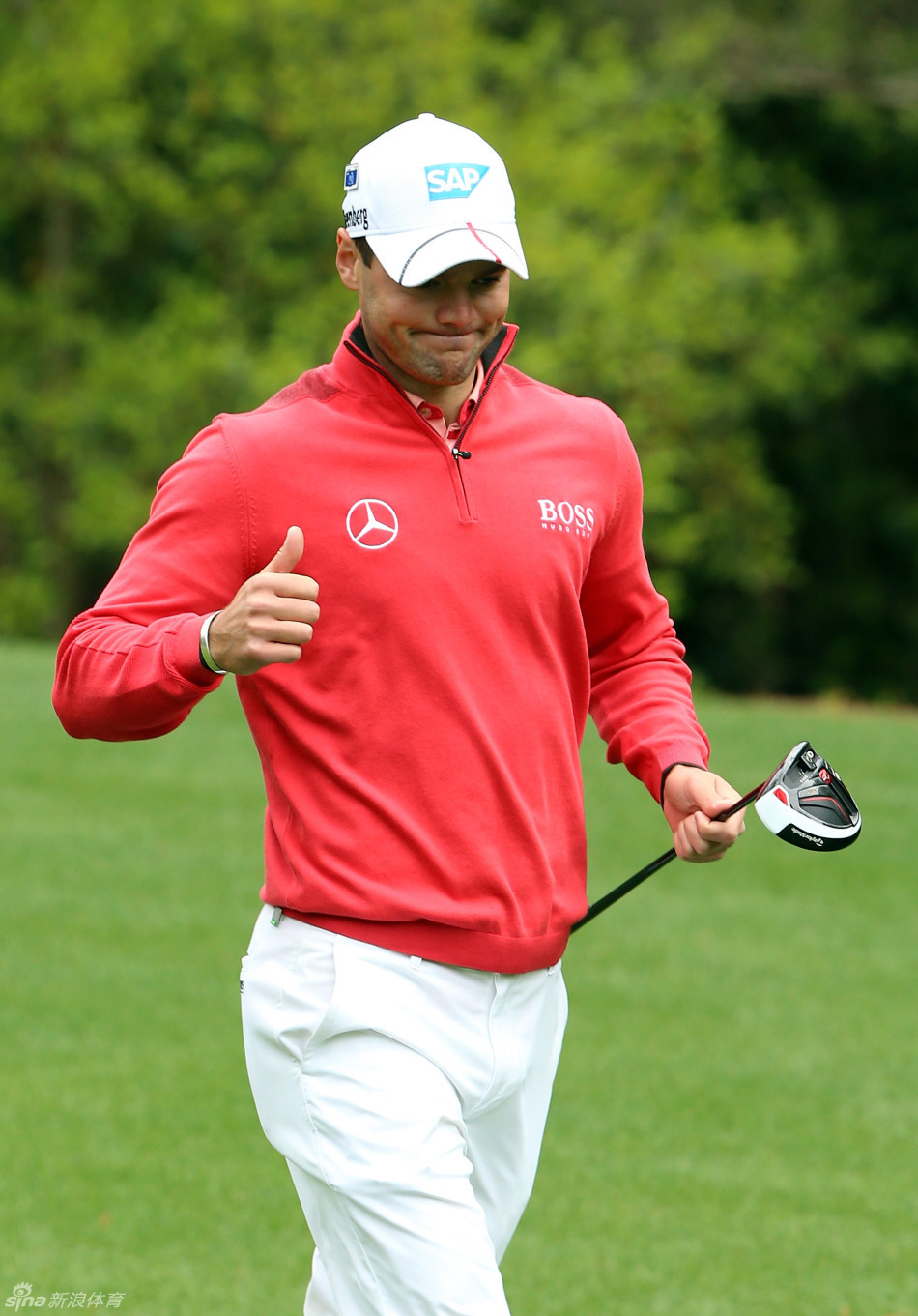 歼击机迎着朝阳起飞,金色光芒洒满银灰色机身,尾焰在晨曦中划出炽热的轨迹