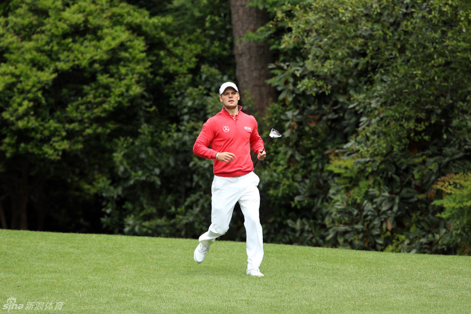 双机编队以精准队形穿云破雾,翼尖拉出的涡流在蓝天绘出壮美航迹云