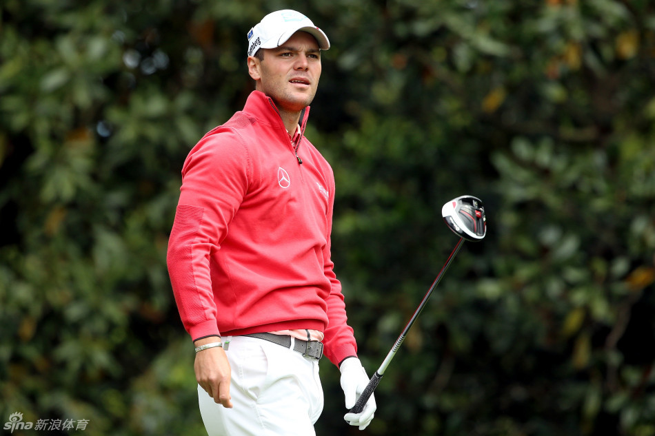 航展现场战机进行低空通场表演,机身涂装在阳光下闪耀,下方是挥舞国旗的热情观众