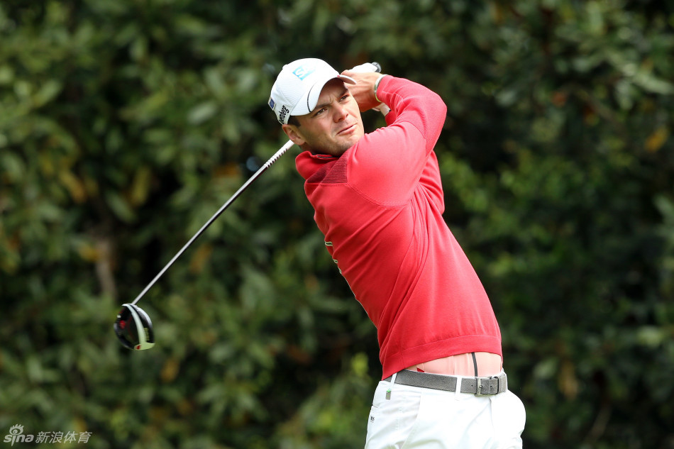 黄昏时分战机结束训练返航,剪影映照在火烧云背景中,跑道灯光指引着归航之路