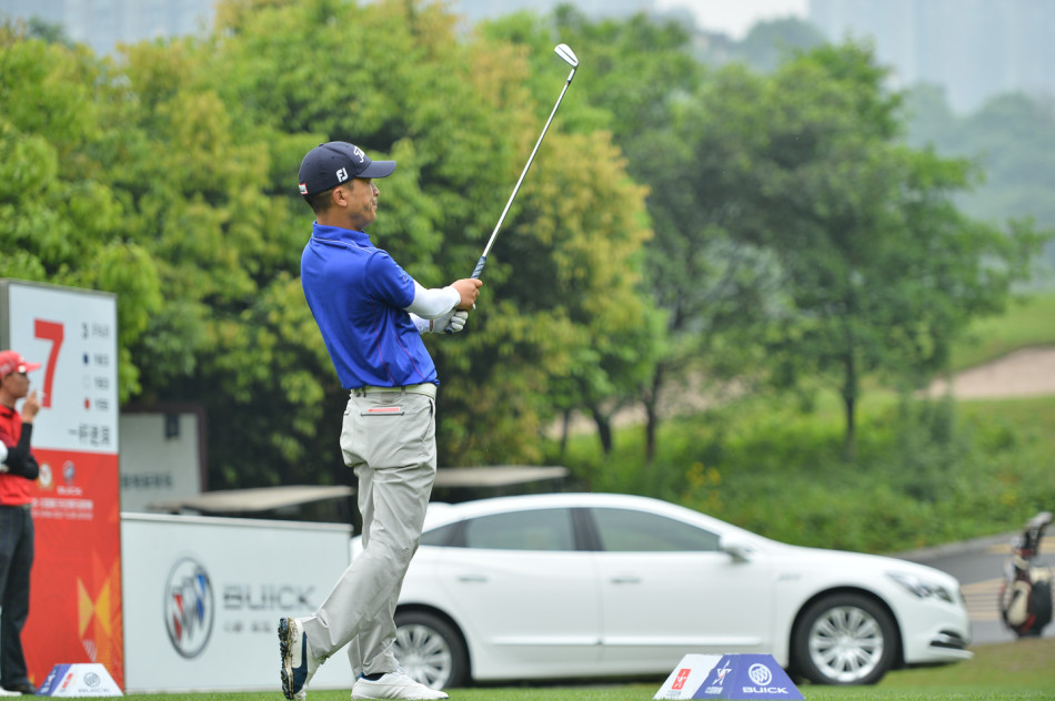 重庆保利球会北场，一名球员在全神贯注地推杆，果岭线条在晨光中清晰可辨。