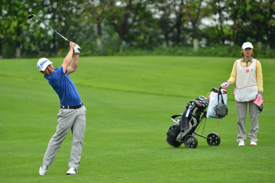 球员在球道上沉稳挥杆，身体扭转充满力量，小球向着远方的果岭精准飞去。