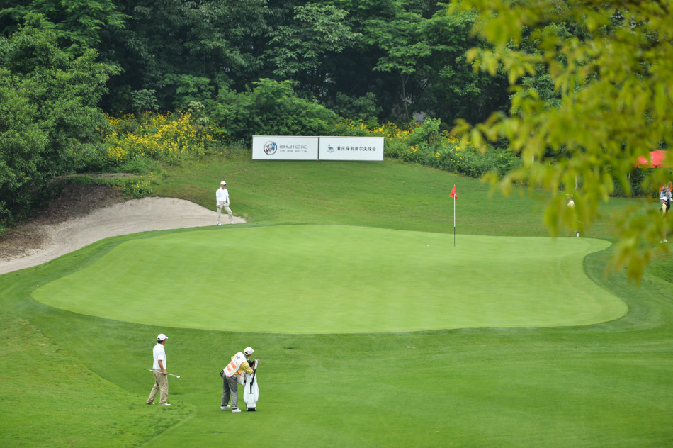 大赛紧张瞬间，球员们聚集在果岭边仔细观察线路，商讨最佳进攻策略。