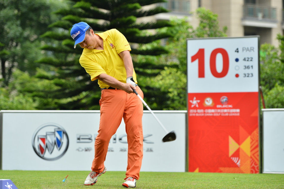 果岭边精妙的切杆，小球高高抛起后轻柔落地，滚向球洞，展示出非凡的手感。