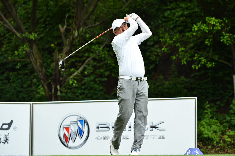 完成推击后的优雅收杆，球员目送小球入洞，动作流畅而充满自信。