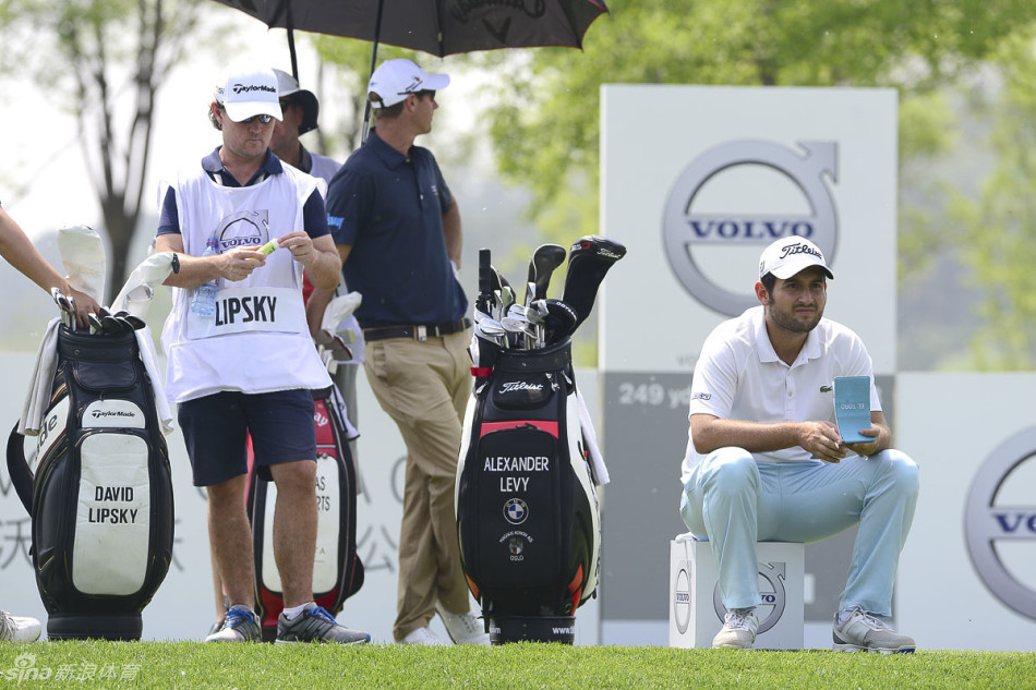 德国高尔夫名将马塞尔·西姆在赛场上等待开球，他神态自若，展现出久经沙场的沉着