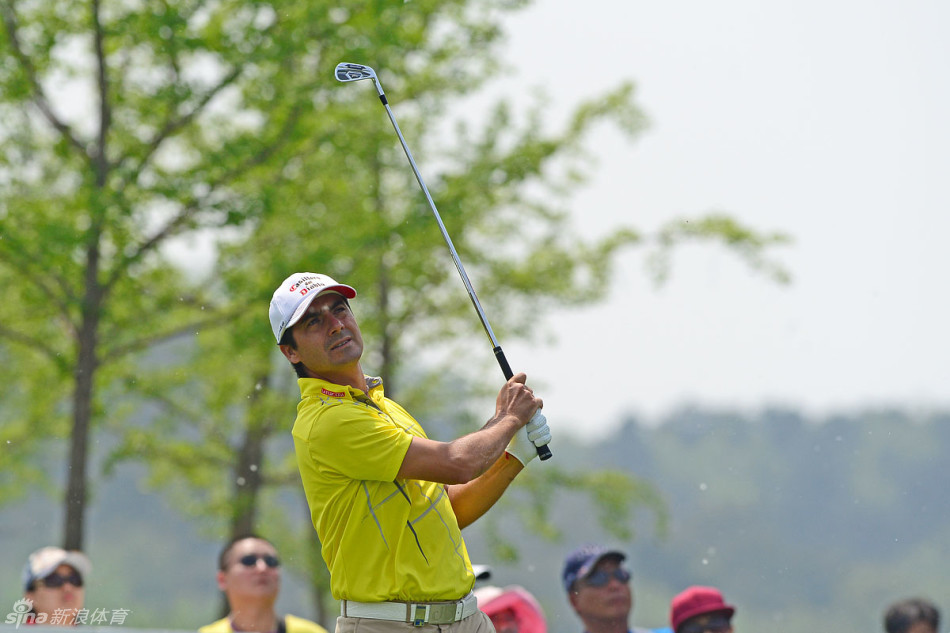 丹麦高尔夫选手卢卡斯·毕雅格德在开球时身体舒展，整套动作协调而有力