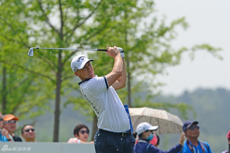 法国高尔夫选手亚历山大·列维在发球台全力挥杆，身体充分扭转，展现出爆发性的力量