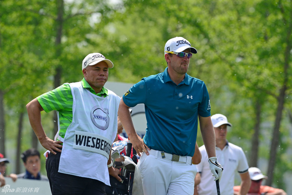 瑞典高尔夫名将亚历克斯·诺伦正专注地准备开球，神情冷静，展现了大赛冠军的沉稳气质