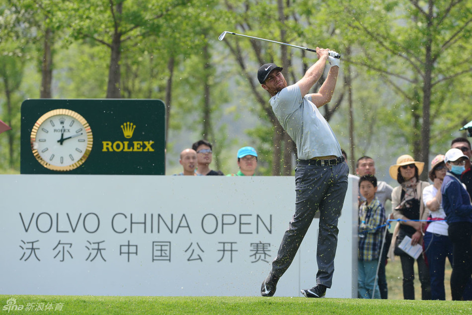 李昊桐的击球瞬间，球杆与球接触的刹那被清晰捕捉，周围环境虚化，突显了动作的核心