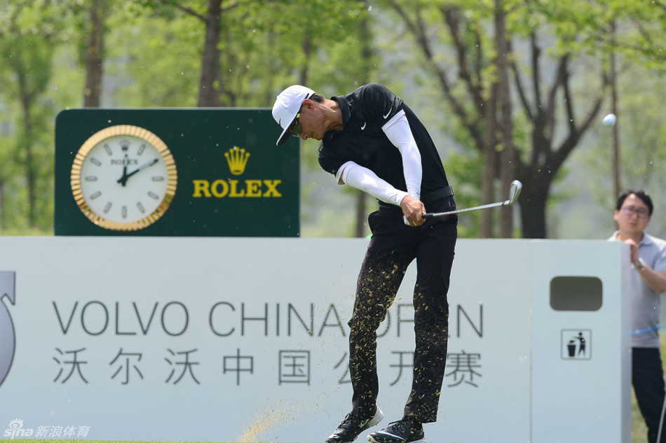 李昊桐在击球后优雅收杆，身体重心完成完美转移，目光仍紧随小白球飞行的轨迹