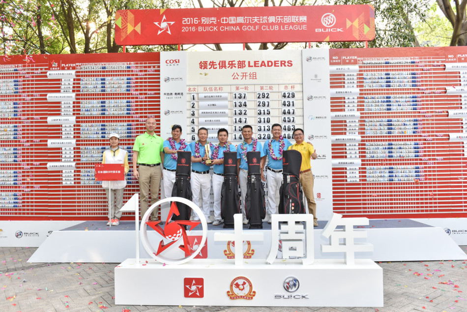 球员在球车道上观察球位，准备进行特殊位置救球，神情冷静专注