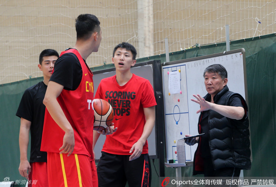 男篮功勋教头宫鲁鸣神情专注，在训练场上对球员进行细致入微的手把手指导，眼神中透露出对弟子们的严格要求与殷切期望。