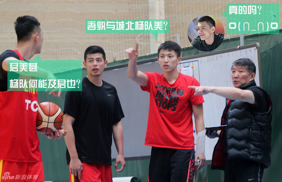 郭艾伦在训练场边露出标志性的灿烂笑容，仿佛在说“帅得太明显也不是我的错”，引得一旁的队友忍俊不禁。