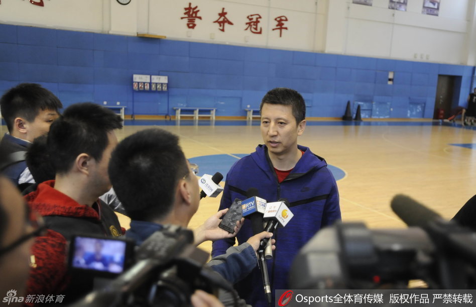 主教练郭士强在场边陷入沉思，双手掩面，脑海中正在为新赛季的战术板和人员调配进行着紧张的谋划。