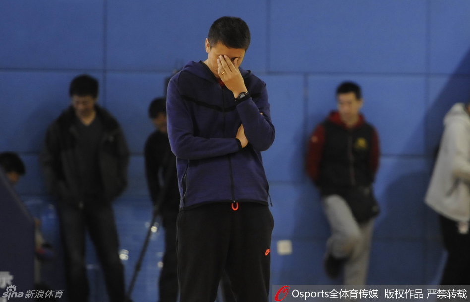 功勋后卫杨鸣正在进行训练前的拉伸，神情专注而放松，作为球队的老将，他一丝不苟地完成着每一个准备动作。