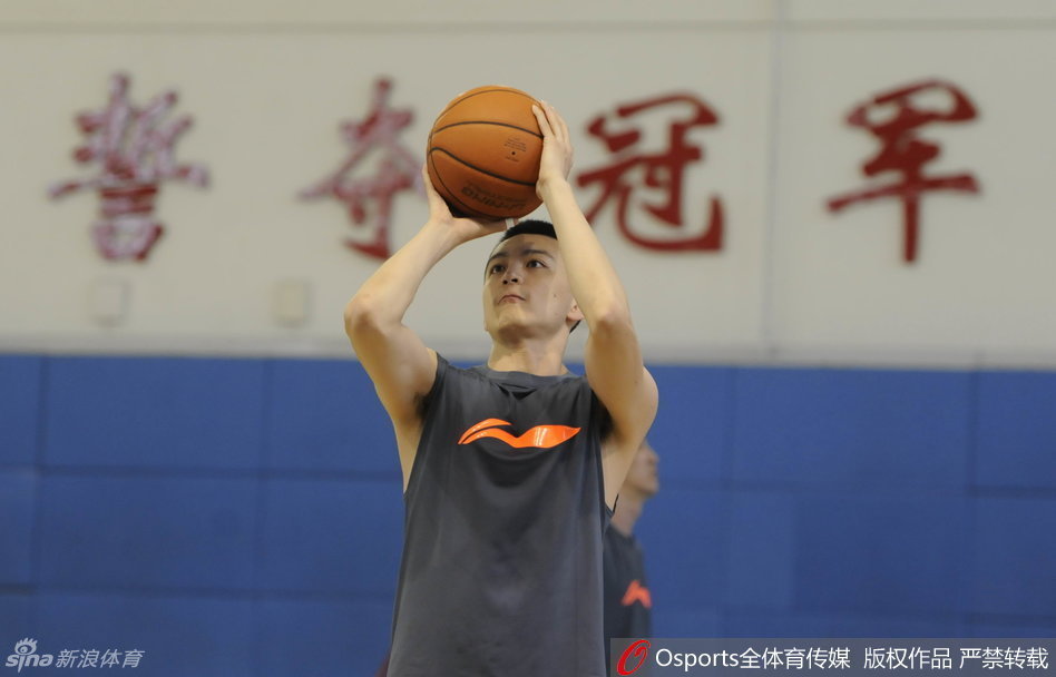 杨鸣在训练结束后进行额外的投篮加练，篮球划过一道优美的弧线稳稳入网，他的坚持为年轻队员们树立了榜样。