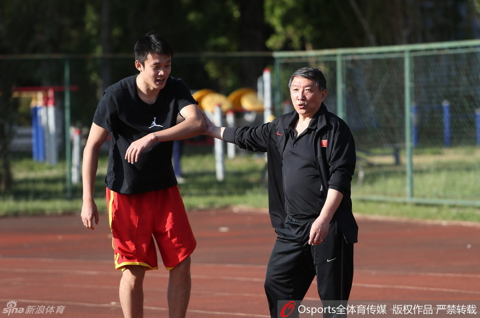 丁彦雨航在台阶测验后力竭，主帅宫鲁鸣急忙上前一把拉住爱徒，防止他因脱力摔倒。