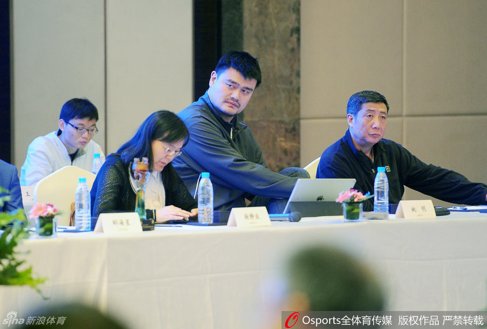 国家体育总局篮球运动管理中心主任信兰成在众人陪同下步入会场，神情严肃，作为当时篮协的最高领导，他的讲话定下了会议管办分离的基调。