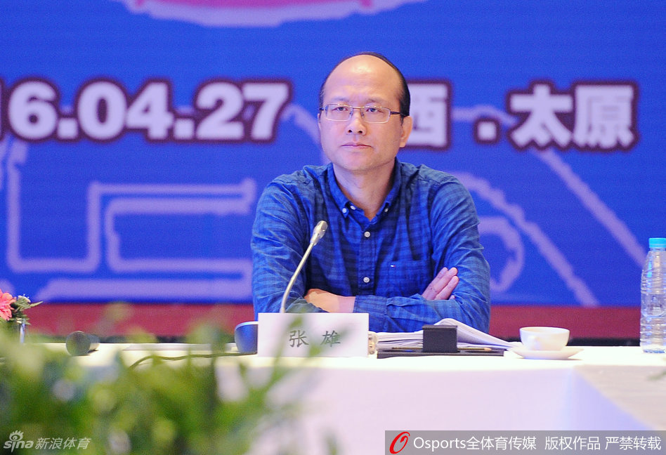 因为身形太过高大，姚明在电梯门口犹豫了一下，选择不上这部拥挤的电梯，他微笑着摆手示意，让其他人先行。