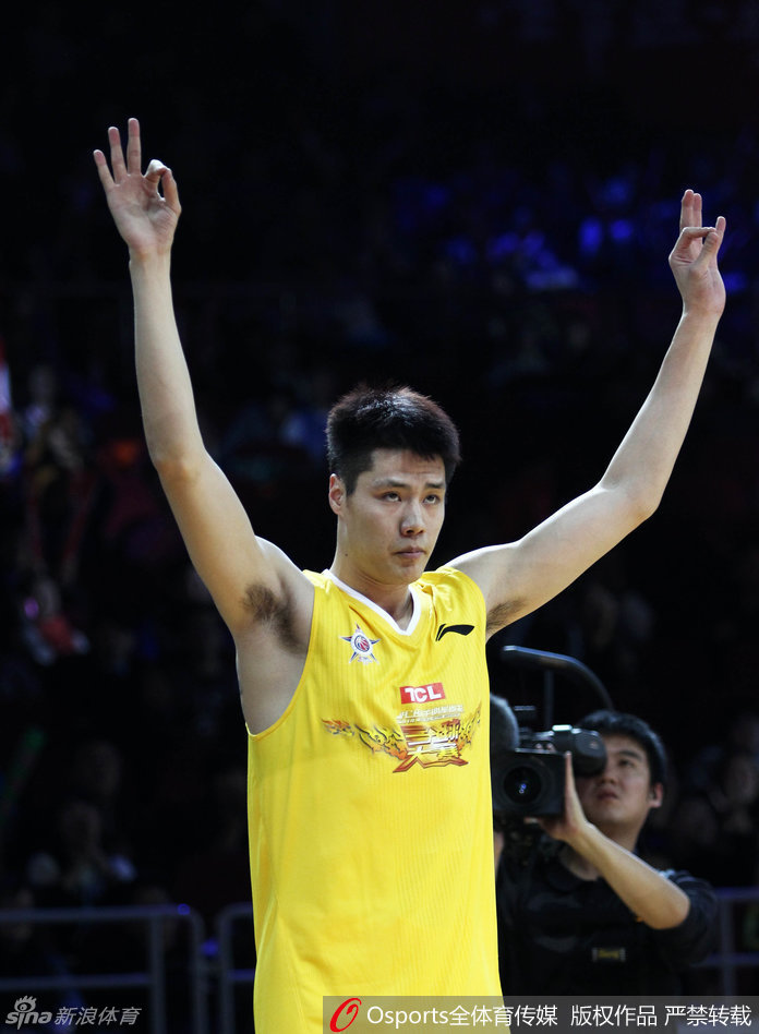 贺天举身披鹈鹕队战袍在NBA夏季联赛中运球突破，虽然面对的是更高更快更强的对手，但他依然敢于展现自己的技术。