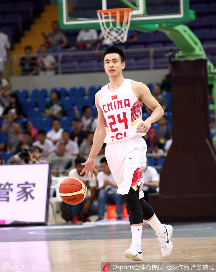 球场上，赵继伟正与内线核心周琦进行着默契的挡拆配合，他只需一个眼神或手势，手中的球便能跨越防守精准地送到顺下的周琦手中，这是属于“琦继组合”独有的篮球语言。