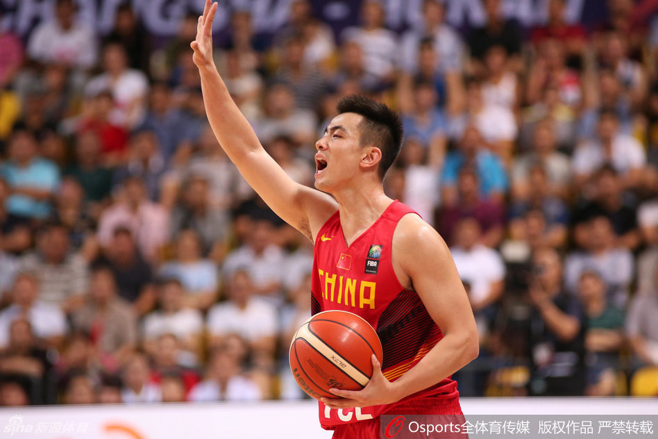 少年时期的赵继伟身披国青队战袍，眼神坚定地持球进攻，篮下是虎视眈眈的防守者，这张照片记录了他从辽宁海城走向全国舞台的起点。