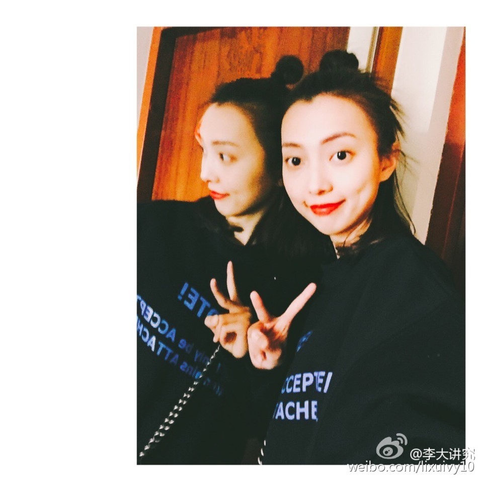 在遥远的西藏拉萨，李旭身披色彩斑斓的围巾，在这片神圣的土地上留下足迹，她和李晓旭曾一同前来旅行，用脚步丈量爱情的长度。