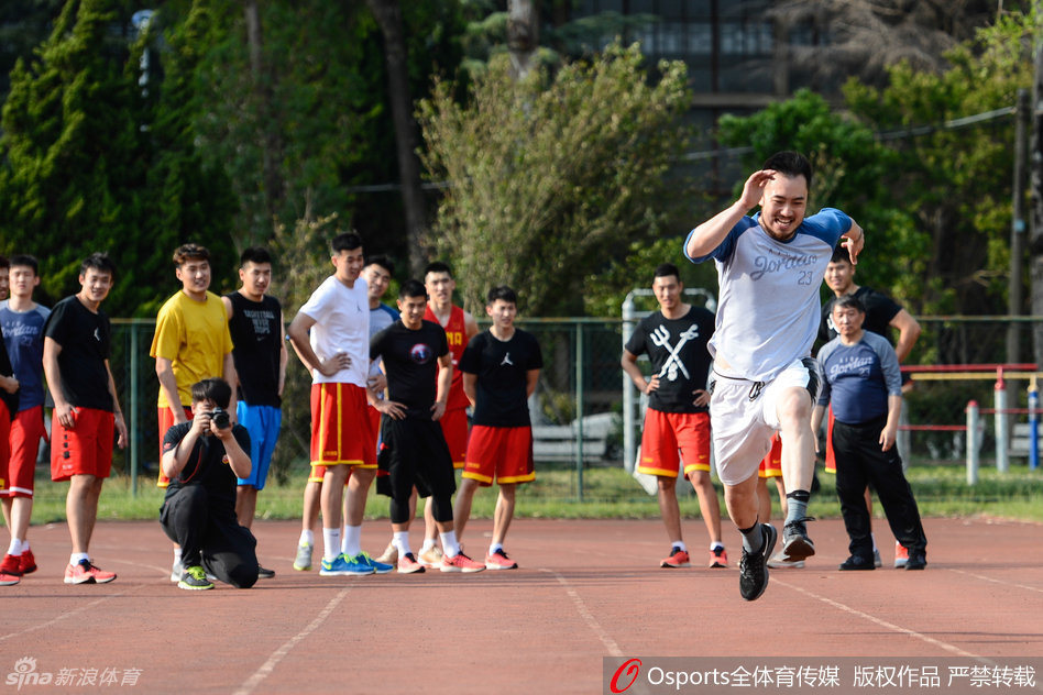 训练之余，主教练宫鲁鸣与爱徒睢冉在场边模仿起了“皮影戏”，两人搞怪的姿态和脸上洋溢的笑容，让紧张的集训气氛变得轻松欢快。